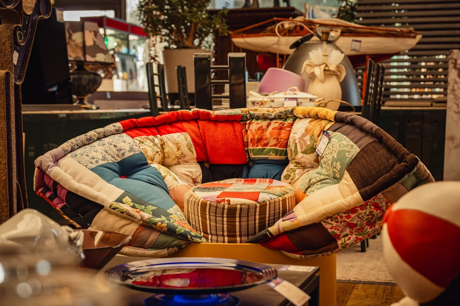 Kleurrijke patchwork fauteuil bij ODEPOT Oostende